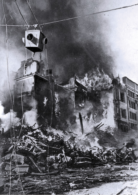 Спочатку німці з подивом спостерігали, як від радянських мін вибухають адміністративні й житлові будинки, а невдовзі разом із киянами панічно тікали з вогняного пекла Хрещатика